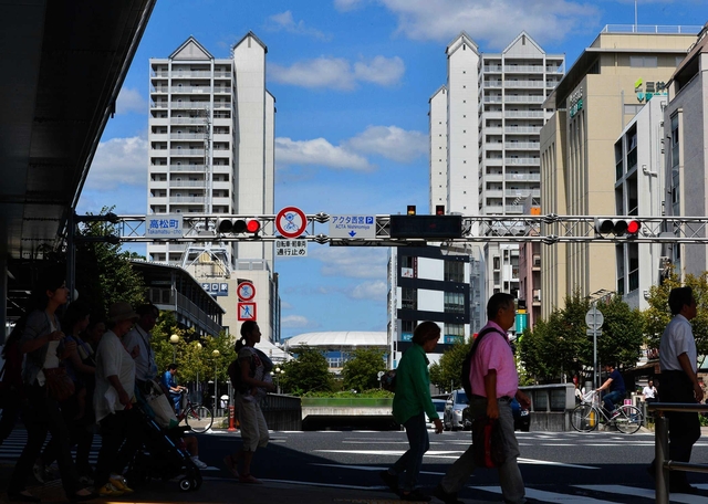 西宮北口駅前にそびえる再開発ビル「アクタ西宮」（奥の２棟）。再び、人を呼び込めるか（撮影・笠原次郎）