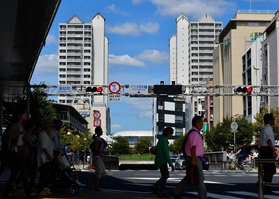 西宮北口駅前にそびえる再開発ビル「アクタ西宮」（奥の２棟）。再び、人を呼び込めるか（撮影・笠原次郎）