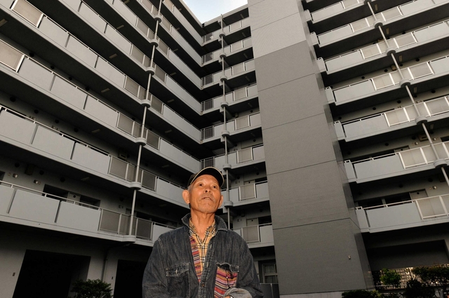 １０人に９人が高齢者の県営西尻池高層住宅。寺田孝さんは疲れ切っていた＝神戸市長田区西尻池町１（撮影・中西幸大）
