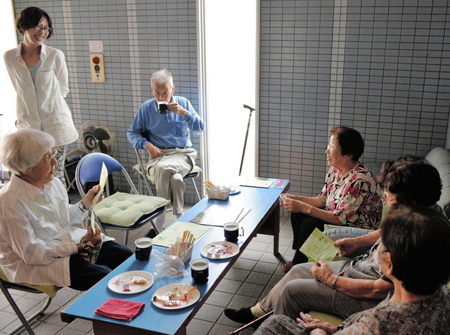 コミュニティ春日野のお茶会。参加者は増えない＝神戸市中央区脇浜町３（撮影・中西幸大）