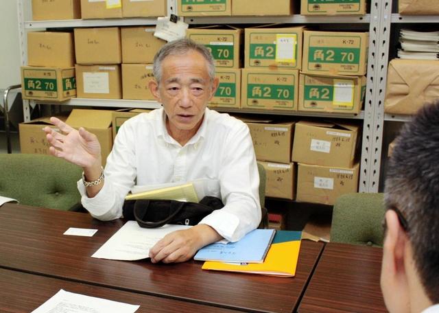 神戸市に対し、復興住宅への学生入居を提案する牧秀一さん＝神戸市役所