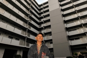 １０人に９人が高齢者の県営西尻池高層住宅。寺田孝さんは疲れ切っていた＝神戸市長田区西尻池町１（撮影・中西幸大）