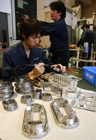 最後は手作業で仕上げを行う。町工場で作られる先端部品が日本のものづくりを支える＝神戸市長田区駒ケ林南町、山城機工（撮影・小林良多）