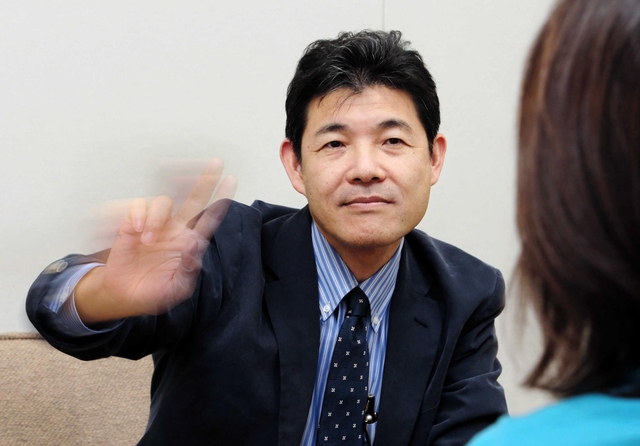 治療法「ＥＭＤＲ」を行う市井。指を目で追うように促しながら、記憶を引き出していく＝神戸市中央区、兵庫教育大神戸サテライト（撮影・三浦拓也）