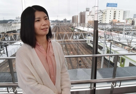 東日本大震災の被災地で臨床心理士として働く植松秋。「今の自分があるのは、周りの支えがあったから」と話す＝福島県いわき市、ＪＲいわき駅（撮影・宮路博志）