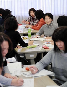 研修で「統括保健師」の役割について意見交換する兵庫県内市町の保健師＝神戸市中央区（撮影・三浦拓也）