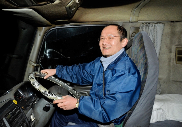 「１人で気楽なのが性に合っている」とトラックのハンドルを握る桑田長一郎さん＝神戸市東灘区（撮影・後藤亮平）
