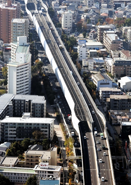 高架が復旧された阪神高速神戸線。地下化の提言は夢と消えた＝神戸市東灘区（撮影・岡本好太郎）