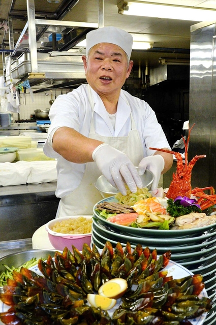 老舗中華料理店「第一樓」で副料理長を務める須崎昭夫さん。家族がいて、仕事ができる日常を大事にしている＝神戸市中央区江戸町（撮影・後藤亮平）