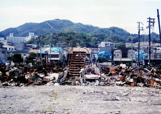 空へ続くように焼け残った階段＝神戸市長田区（撮影・安水稔和さん）