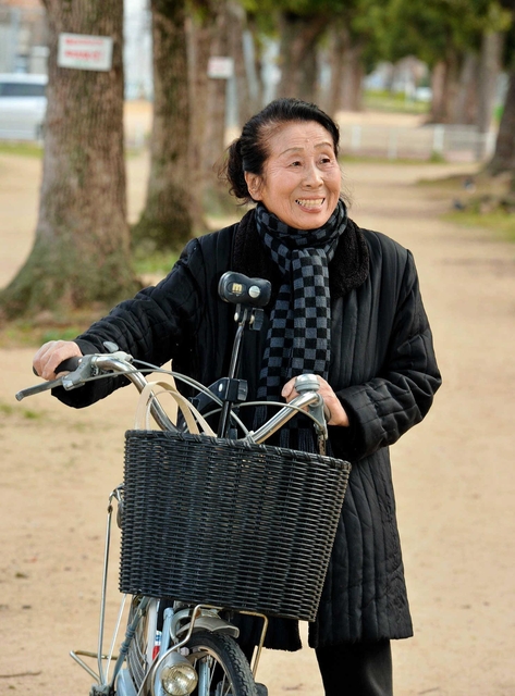 毎日のように自転車で出掛ける栗山綾子さん＝神戸市兵庫区（撮影・後藤亮平）