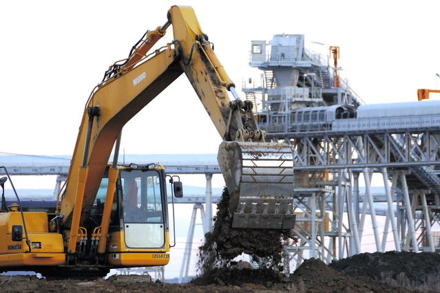 区画整理に伴うかさ上げ工事が続く。山の土を運ぶベルトコンベヤーがフル稼働する＝岩手県陸前高田市