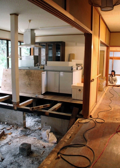 昨年８月の豪雨で被災し、修理が進む大槻俊彦さんの自宅＝丹波市市島町下鴨阪