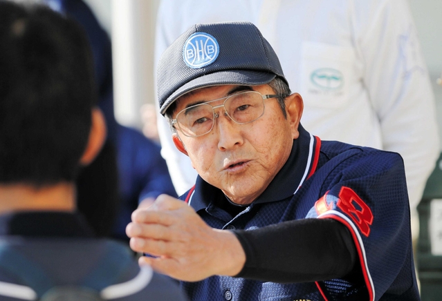 少年野球の試合で球審を務める阪上勝弥さん＝宝塚市逆瀬台６（撮影・三浦拓也）