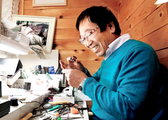 店の作業台で腕時計を点検する山田勝己さん＝芦屋市大桝町（撮影・山崎　竜）