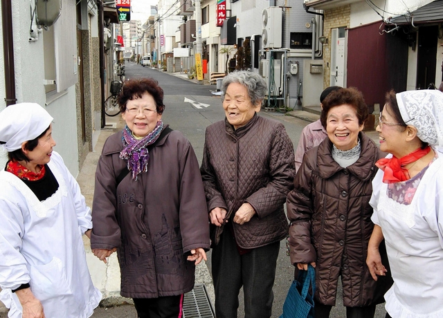 まちに集う真野地区の住民。高齢化率は３５％と高いが、交流は活発だ＝神戸市長田区東尻池町（撮影・辰巳直之）