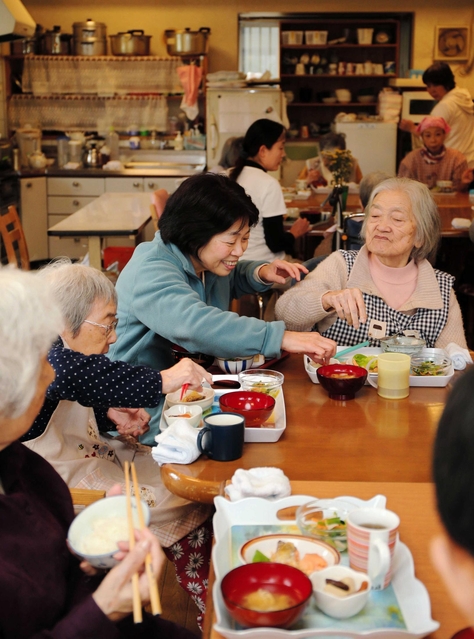 「ココライフ魚崎」で昼食を共にする高齢者と桑原美千子さん（中央）＝神戸市東灘区魚崎北町（撮影・三浦拓也）