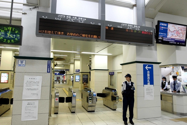 ＪＲ西日本が運休を予告した午後４時をすぎ、閑散とするＪＲ三ノ宮駅＝２０１４年１０月１３日、神戸市中央区（撮影・峰大二郎）