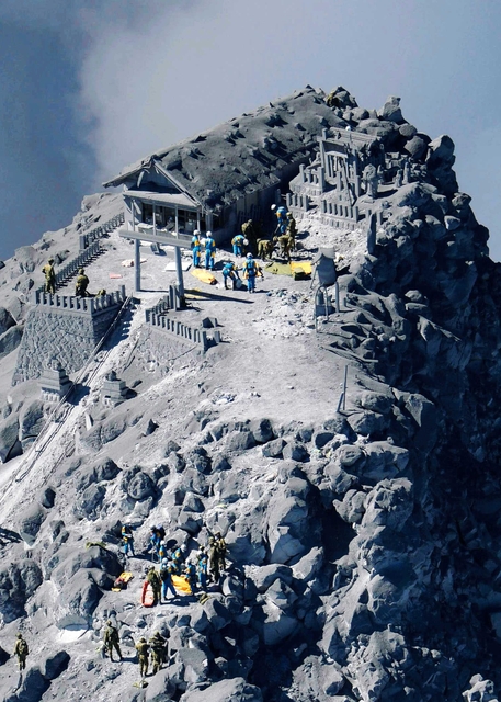 大量の火山灰が降り積もった御嶽山山頂。巨大カルデラ噴火の被害は計り知れない＝２０１４年９月２９日