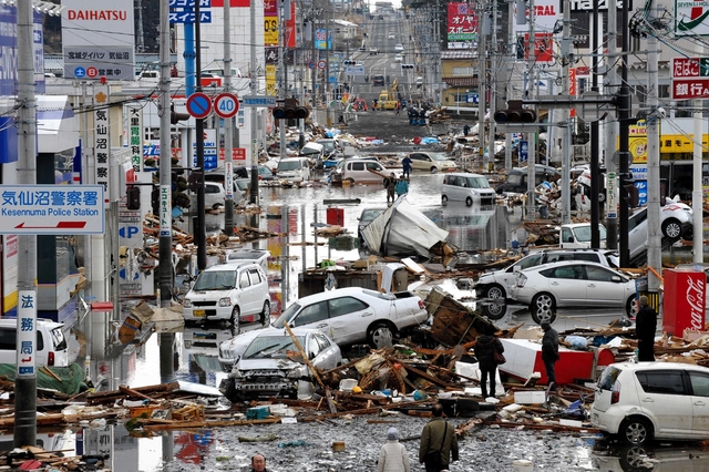 津波にのまれた東日本大震災の被災地。被災者が救援を待つ一方で、政府は機能不全に陥っていた＝２０１１年３月１２日午前１０時２０分、宮城県気仙沼市