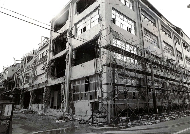 地震で壊滅的な被害を受けた当時の住友ゴム工業神戸工場＝神戸市中央区筒井町