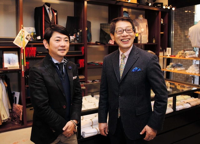 「この商店街から洋服のデザインを選ぶ楽しさを発信したかった」と話す江見真也さん（左）と「任せてよかった」と話す父義麿さん＝神戸市灘区水道筋４、ゑみや洋服店（撮影・三浦拓也）