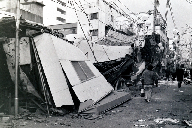震災で被害を受けた水道筋商店街＝１９９５年１月１７日、神戸市灘区