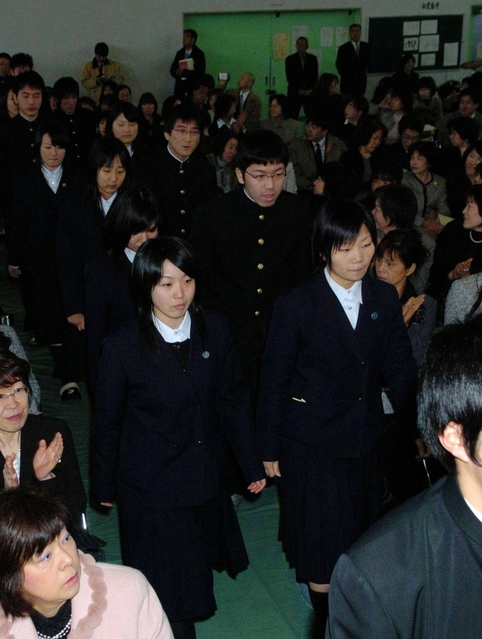 高校の卒業式に出席した美幸さん＝神戸市垂水区