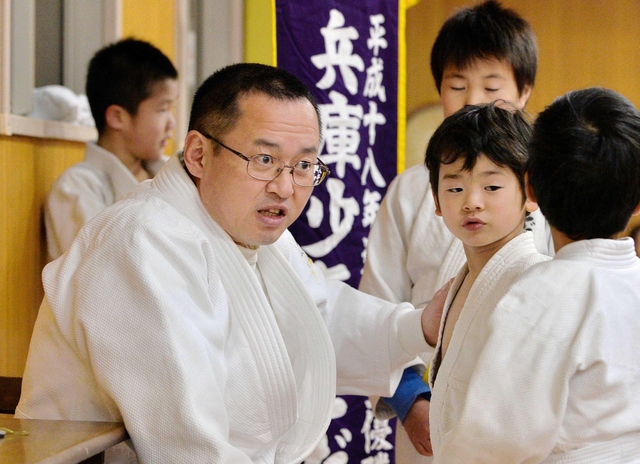 兵庫少年こだま会の高田幸博監督。子どもたちとの対話に稽古時間の大半を割く＝兵庫署（撮影・中西幸大）