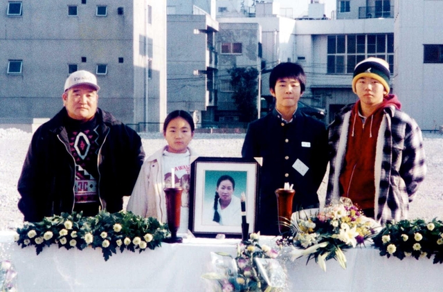 西市民病院で亡くなった長尾裕美子さんを悼む家族＝１９９７年１月１７日、神戸市長田区一番町、同病院本館跡地（提供）