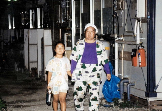 父長尾政三さんの手を握り、一緒に高齢者宅を訪問する美幸さん＝神戸市長田区蓮池町１、西代仮設住宅（家族提供）