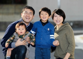 夫と２人の息子に囲まれ、幸せな毎日を送る佐々木静枝さん（右端）＝宝塚市御殿山２（撮影・三浦拓也）