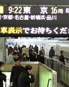 朝。東京へ向かう新幹線が頻繁に発車する。１日約４０万人が新幹線で東京と地方を行き来している＝神戸市中央区、ＪＲ新神戸駅（撮影・峰大二郎）