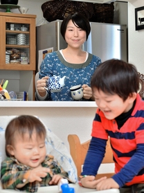 台所から２人の息子を見守る佐々木静枝さん。満ち足りた時間が流れる＝宝塚市御殿山２（撮影・後藤亮平）