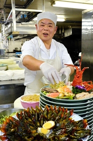 老舗中華料理店「第一樓」で副料理長を務める須崎昭夫さん。家族がいて、仕事ができる日常を大事にしている＝神戸市中央区江戸町（撮影・後藤亮平）