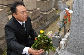 祖母ゆきゑさんが眠る墓に花を手向ける小林庸人さん＝西宮市馬場町２（撮影・風斗雅博）