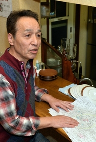 地図を見ながら、震災当時を思い返す杉本勝義さん＝神戸市長田区御蔵通３（撮影・風斗雅博）