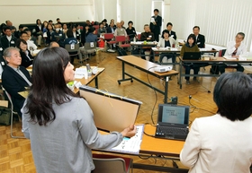 「しみん基金・ＫＯＢＥ」の公開審査会。資金を求めるＮＰＯが事業内容を発表し、審査員の質問が飛ぶ＝神戸市中央区吾妻通４（撮影・辰巳直之）