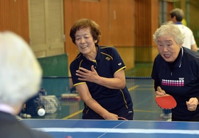仲間と卓球を楽しむ三川三代子さん（左）。亡き娘も同じ競技に打ち込んだ＝神戸市長田区若松町５（撮影・風斗雅博）