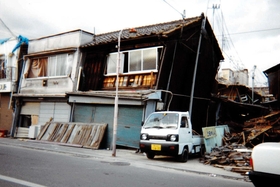激震で傾いた長田の店舗兼事務所（提供）