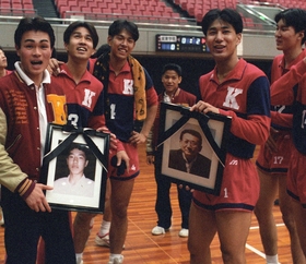 監督、部員の死を乗り越え快進撃を続けた甲南大バレー部。木原恵一さん（右から２人目）は主将だった＝１９９５年１２月７日、大阪府立体育会館