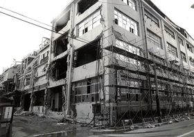 地震で壊滅的な被害を受けた当時の住友ゴム工業神戸工場＝神戸市中央区筒井町