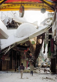 大きく崩れた三宮センター街のアーケード。近くの星電社本店も全壊した＝１９９５年１月１７日、神戸市中央区三宮町