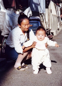 結ちゃんと同じころの美幸さんと、亡き母長尾裕美子さん＝神戸市長田区