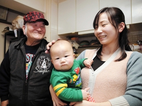 実家を訪ねた美幸さんと結ちゃん。父政三さんが目を細める＝神戸市長田区（撮影・三浦拓也）