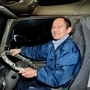 「１人で気楽なのが性に合っている」とトラックのハンドルを握る桑田長一郎さん＝神戸市東灘区（撮影・後藤亮平）