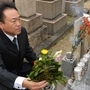 祖母ゆきゑさんが眠る墓に花を手向ける小林庸人さん＝西宮市馬場町２（撮影・風斗雅博）