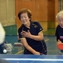 仲間と卓球を楽しむ三川三代子さん（左）。亡き娘も同じ競技に打ち込んだ＝神戸市長田区若松町５（撮影・風斗雅博）
