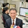 デザイン制作などを担当する若い社員らを前に、「どんな媒体でも、印刷業で培った感性を生かせる」と話す岸徹さん＝神戸市中央区橘通１、トライス（撮影・中西幸大）