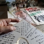 幸田修一さんが多くの人に慕われていたことがうかがえる寄せ書きや写真＝西宮市樋ノ口町１（撮影・峰大二郎）